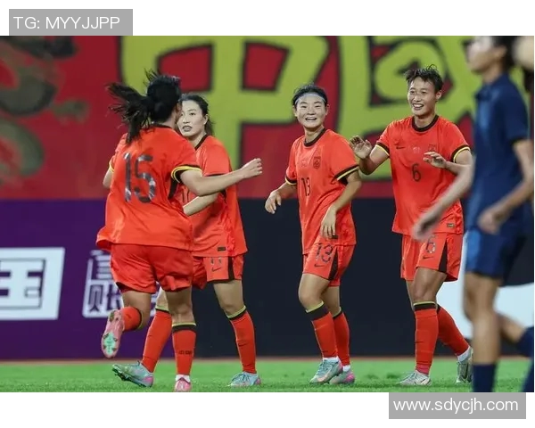 女足与男足精彩瞬间对比云相片展现足球魅力与风采 女足与男足精彩瞬间对比云相片展现足球魅力与风采